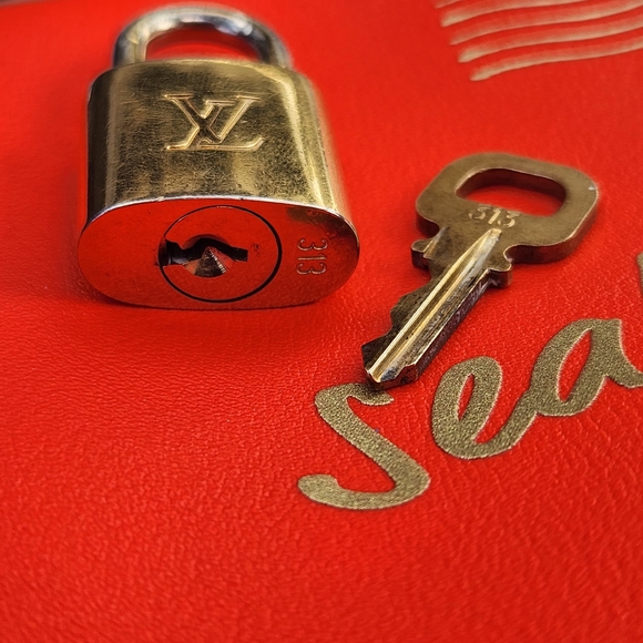 Louis Vuitton Lock & Key, Unbranded Chain & IPSY Envelope Pouch Bundle - Picture 14 of 14